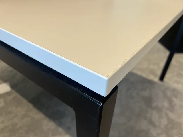 3 design werkstations voorzien van akoestische tussenwand - afbeelding 2 van  6