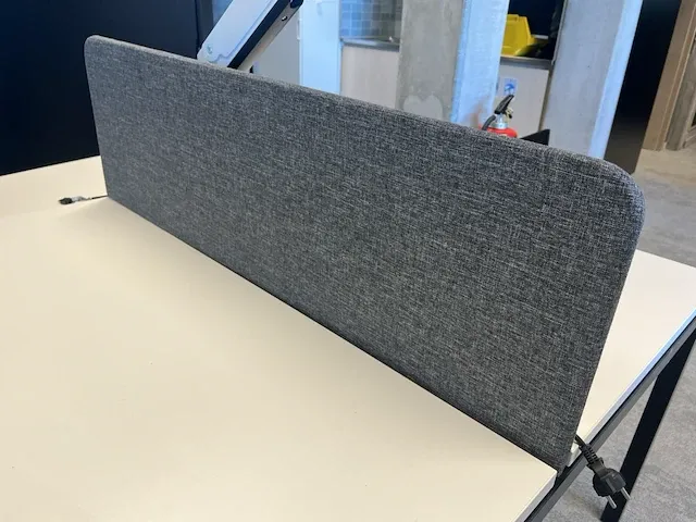 3 design werkstations voorzien van akoestische tussenwand - afbeelding 3 van  6