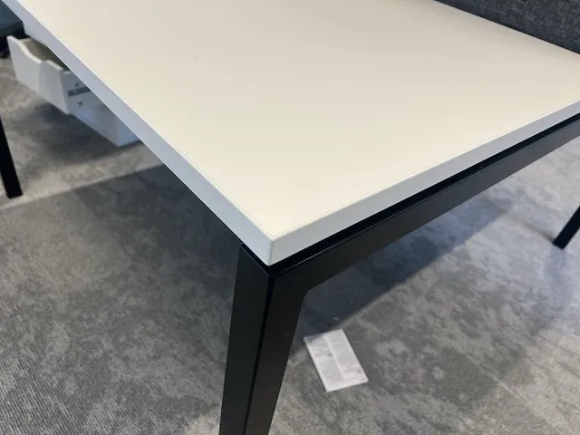 3 design werkstations voorzien van akoestische tussenwand - afbeelding 4 van  6