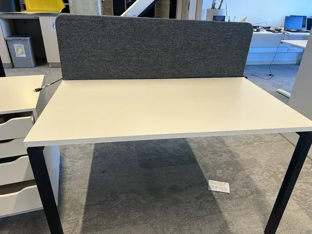 3 design werkstations voorzien van akoestische tussenwand - afbeelding 5 van  6