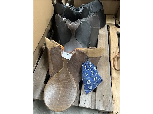 3 div. zadels - afbeelding 1 van  4