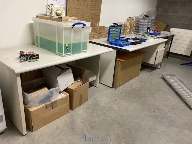 3 diverse bureau's - afbeelding 1 van  4