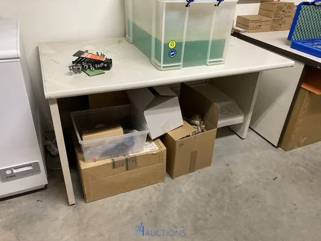 3 diverse bureau's - afbeelding 2 van  4