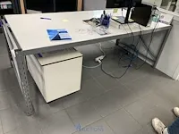 3 diverse bureau's - afbeelding 1 van  4