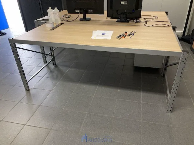 3 diverse bureau's - afbeelding 3 van  4