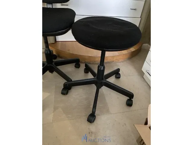 3 diverse bureaustoelen - afbeelding 3 van  5