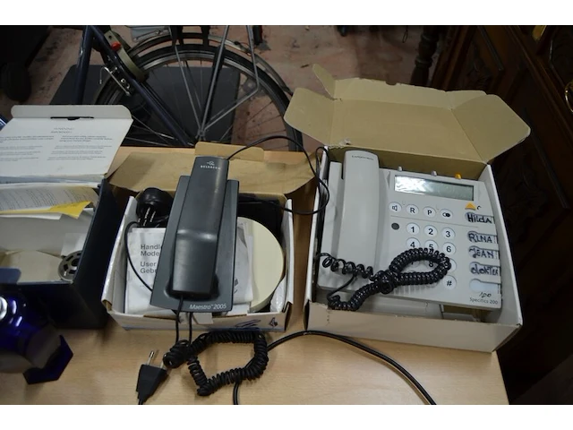 3 diverse dameshandtassen, zwart kistje imitatie leder, olielamp berger, klein dienblad, elektrische blikopener kenwood, vacuummachine nova, 2 telefoontoestellen belgacom - afbeelding 2 van  10