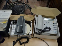 3 diverse dameshandtassen, zwart kistje imitatie leder, olielamp berger, klein dienblad, elektrische blikopener kenwood, vacuummachine nova, 2 telefoontoestellen belgacom - afbeelding 2 van  10