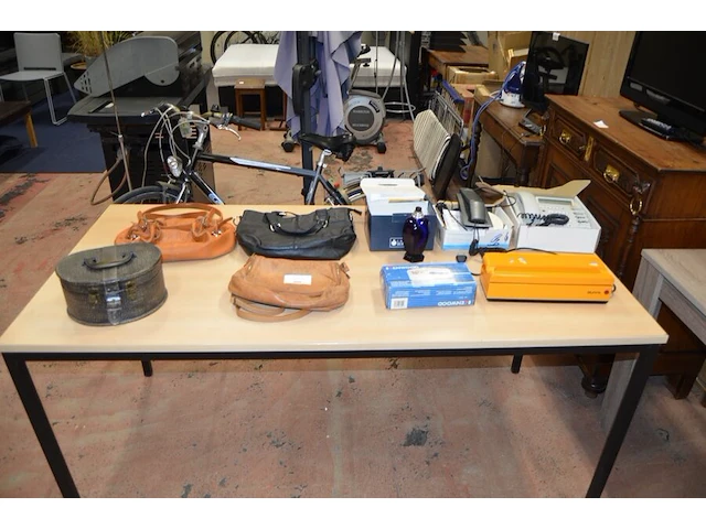 3 diverse dameshandtassen, zwart kistje imitatie leder, olielamp berger, klein dienblad, elektrische blikopener kenwood, vacuummachine nova, 2 telefoontoestellen belgacom - afbeelding 1 van  10