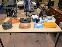 3 diverse dameshandtassen, zwart kistje imitatie leder, olielamp berger, klein dienblad, elektrische blikopener kenwood, vacuummachine nova, 2 telefoontoestellen belgacom - afbeelding 1 van  10