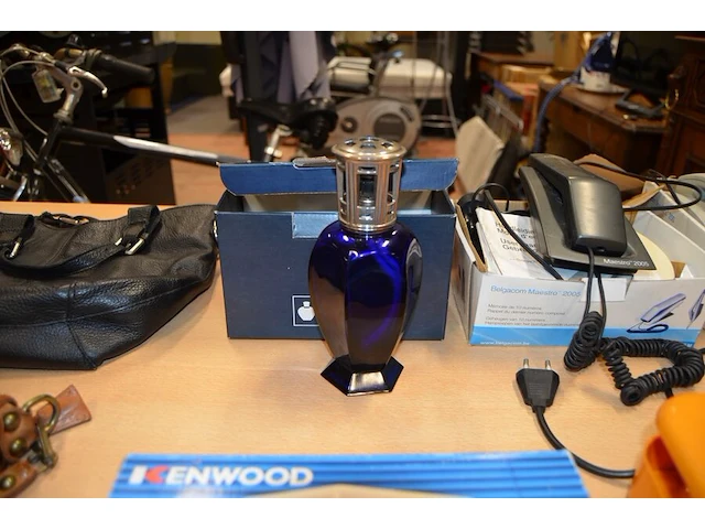 3 diverse dameshandtassen, zwart kistje imitatie leder, olielamp berger, klein dienblad, elektrische blikopener kenwood, vacuummachine nova, 2 telefoontoestellen belgacom - afbeelding 3 van  10