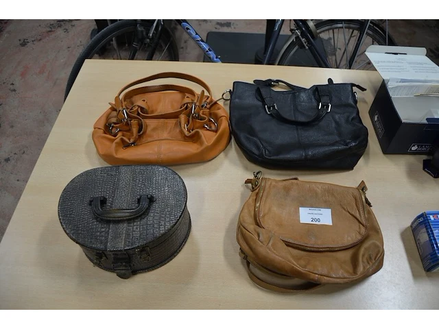 3 diverse dameshandtassen, zwart kistje imitatie leder, olielamp berger, klein dienblad, elektrische blikopener kenwood, vacuummachine nova, 2 telefoontoestellen belgacom - afbeelding 5 van  10