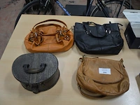 3 diverse dameshandtassen, zwart kistje imitatie leder, olielamp berger, klein dienblad, elektrische blikopener kenwood, vacuummachine nova, 2 telefoontoestellen belgacom - afbeelding 5 van  10