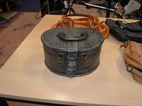 3 diverse dameshandtassen, zwart kistje imitatie leder, olielamp berger, klein dienblad, elektrische blikopener kenwood, vacuummachine nova, 2 telefoontoestellen belgacom - afbeelding 6 van  10
