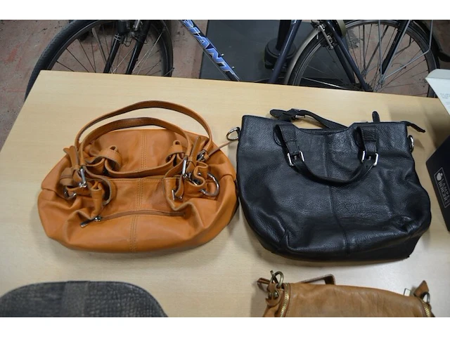 3 diverse dameshandtassen, zwart kistje imitatie leder, olielamp berger, klein dienblad, elektrische blikopener kenwood, vacuummachine nova, 2 telefoontoestellen belgacom - afbeelding 8 van  10