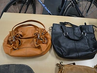 3 diverse dameshandtassen, zwart kistje imitatie leder, olielamp berger, klein dienblad, elektrische blikopener kenwood, vacuummachine nova, 2 telefoontoestellen belgacom - afbeelding 8 van  10