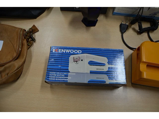 3 diverse dameshandtassen, zwart kistje imitatie leder, olielamp berger, klein dienblad, elektrische blikopener kenwood, vacuummachine nova, 2 telefoontoestellen belgacom - afbeelding 9 van  10