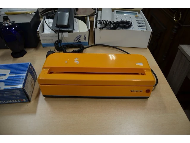 3 diverse dameshandtassen, zwart kistje imitatie leder, olielamp berger, klein dienblad, elektrische blikopener kenwood, vacuummachine nova, 2 telefoontoestellen belgacom - afbeelding 10 van  10