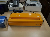 3 diverse dameshandtassen, zwart kistje imitatie leder, olielamp berger, klein dienblad, elektrische blikopener kenwood, vacuummachine nova, 2 telefoontoestellen belgacom - afbeelding 10 van  10