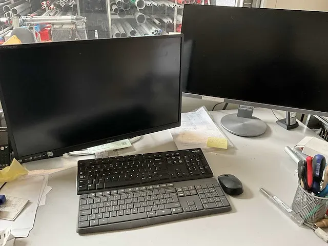 3 diverse desktop pc’s, 2 27” monitors, 2 toetsenborden en 1 muis - afbeelding 1 van  5