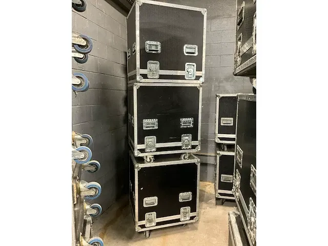 3 diverse flightcases, waaronder 2 verrijdbaar - afbeelding 3 van  3