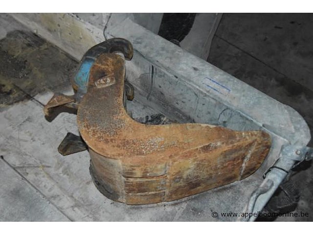 3 diverse graafbakken - afbeelding 2 van  2