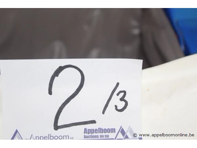 3 diverse kinderstoeltjes - afbeelding 2 van  2