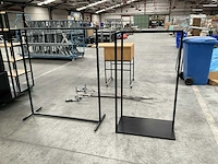 3 diverse metalen kledingrekken + verrijdbare bijzettafel