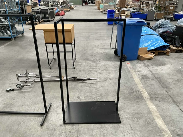 3 diverse metalen kledingrekken + verrijdbare bijzettafel - afbeelding 3 van  10