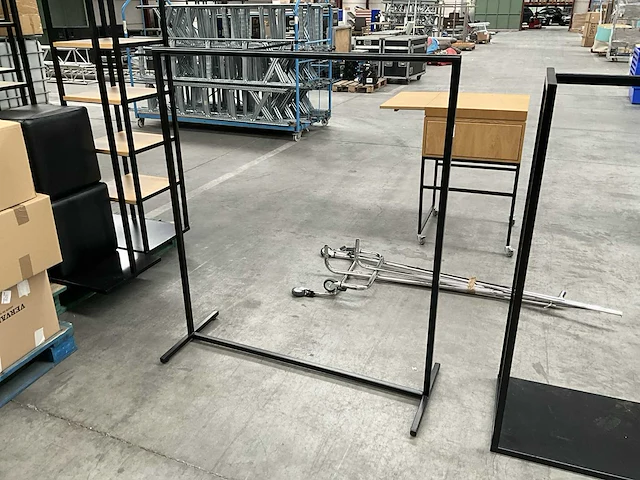 3 diverse metalen kledingrekken + verrijdbare bijzettafel - afbeelding 4 van  10