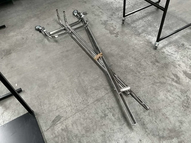 3 diverse metalen kledingrekken + verrijdbare bijzettafel - afbeelding 6 van  10