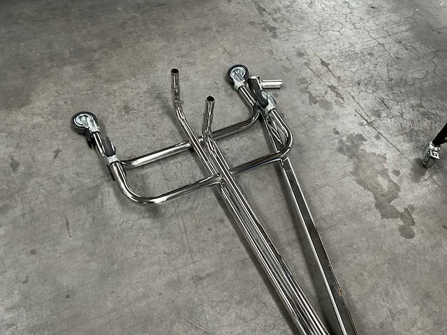 3 diverse metalen kledingrekken + verrijdbare bijzettafel - afbeelding 7 van  10