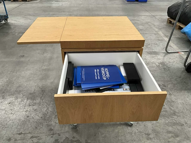 3 diverse metalen kledingrekken + verrijdbare bijzettafel - afbeelding 9 van  10