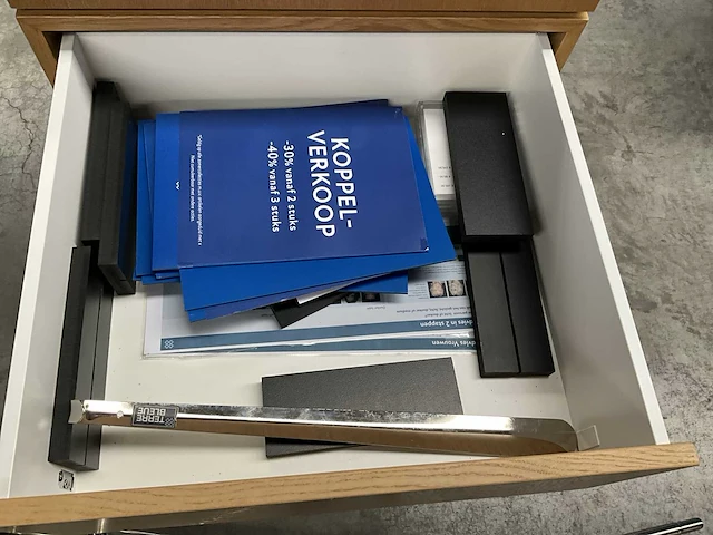 3 diverse metalen kledingrekken + verrijdbare bijzettafel - afbeelding 10 van  10