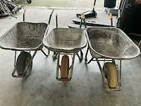 3 diverse metalen kruiwagens voorzien van luchtband