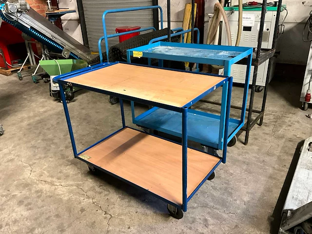 3 diverse metalen werkkarren + 2 metalen tafels - afbeelding 1 van  7