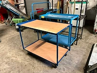 3 diverse metalen werkkarren + 2 metalen tafels