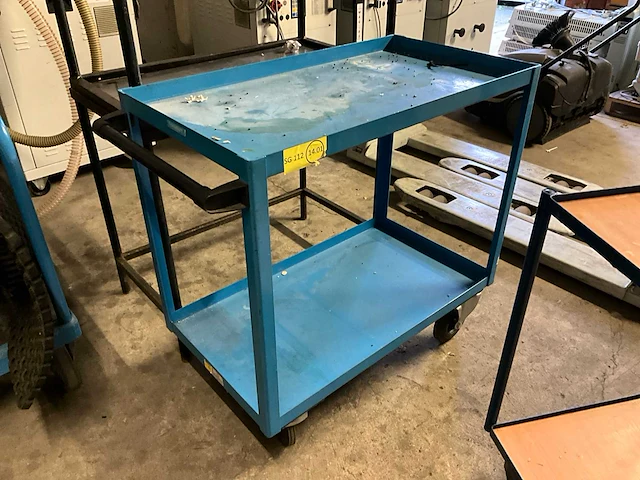 3 diverse metalen werkkarren + 2 metalen tafels - afbeelding 3 van  7