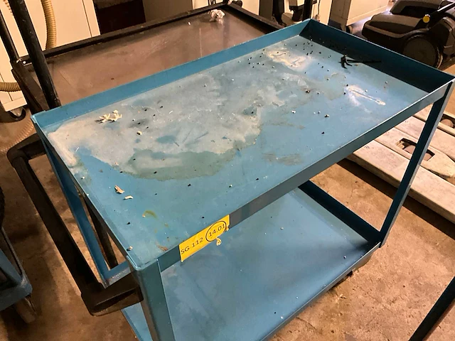 3 diverse metalen werkkarren + 2 metalen tafels - afbeelding 4 van  7