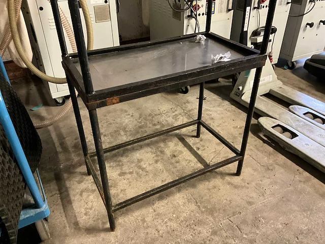 3 diverse metalen werkkarren + 2 metalen tafels - afbeelding 5 van  7
