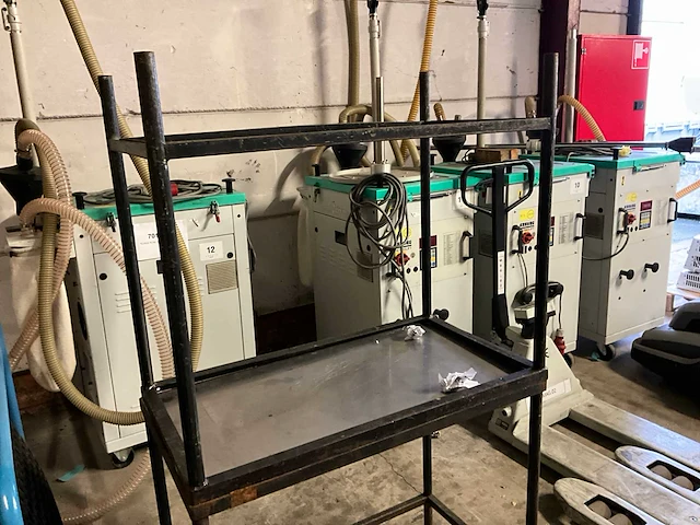 3 diverse metalen werkkarren + 2 metalen tafels - afbeelding 6 van  7