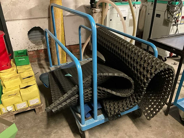 3 diverse metalen werkkarren + 2 metalen tafels - afbeelding 7 van  7