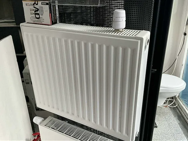 3 diverse radiatoren waaronder stelrad - afbeelding 2 van  5