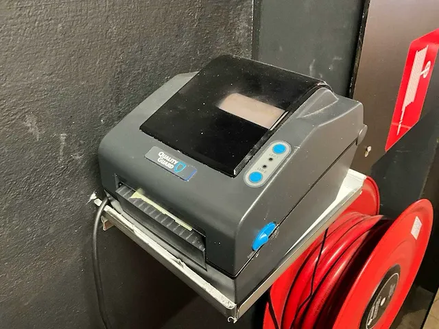 3 diverse tft-schermen, 2 mini pc’s en 3 ticketprinters - afbeelding 8 van  8
