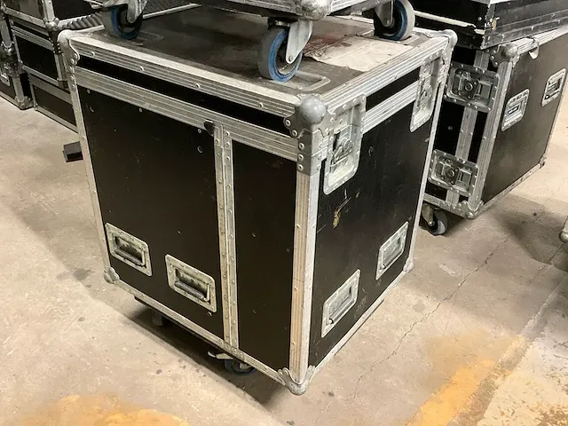 3 diverse verrijdbare flightcases, afm plm 68 x 59 x 82/85cm - afbeelding 1 van  5
