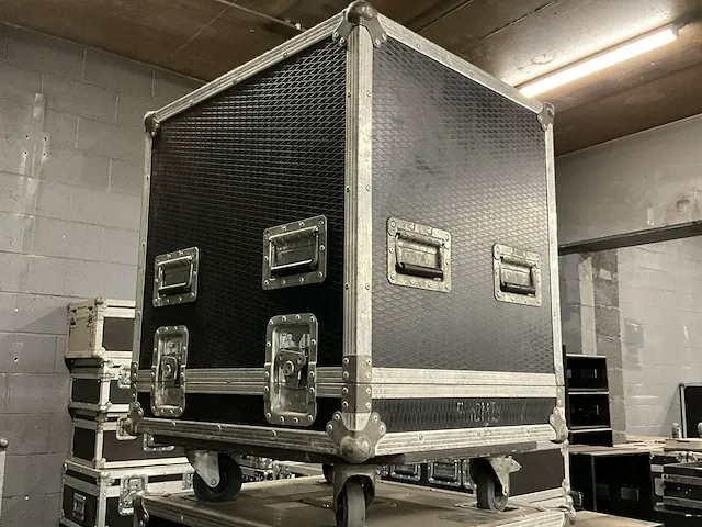 3 diverse verrijdbare flightcases, afm plm 68 x 59 x 82/85cm - afbeelding 2 van  5
