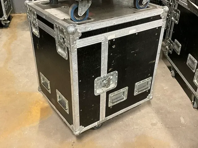 3 diverse verrijdbare flightcases, afm plm 68 x 59 x 82/85cm - afbeelding 3 van  5