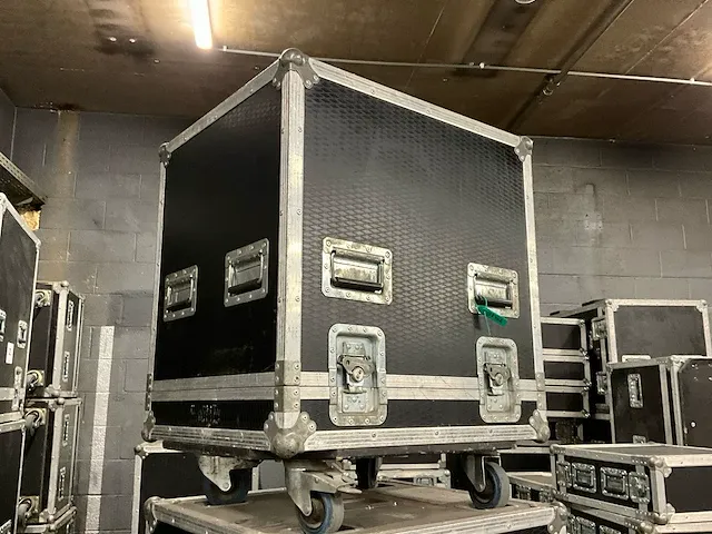 3 diverse verrijdbare flightcases, afm plm 68 x 59 x 82/85cm - afbeelding 4 van  5