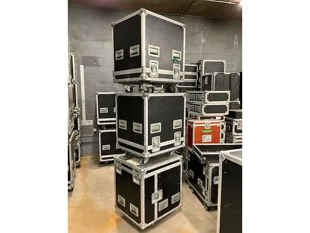 3 diverse verrijdbare flightcases, afm plm 68 x 59 x 82/85cm - afbeelding 5 van  5