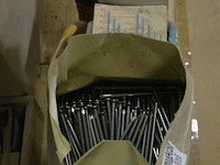 3 dozen staalnagels, 2 dozen verzinkte nagels